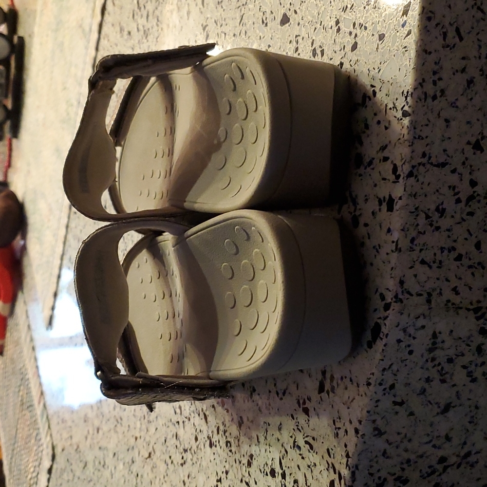 Vionic shoes - Picture 3 of 3